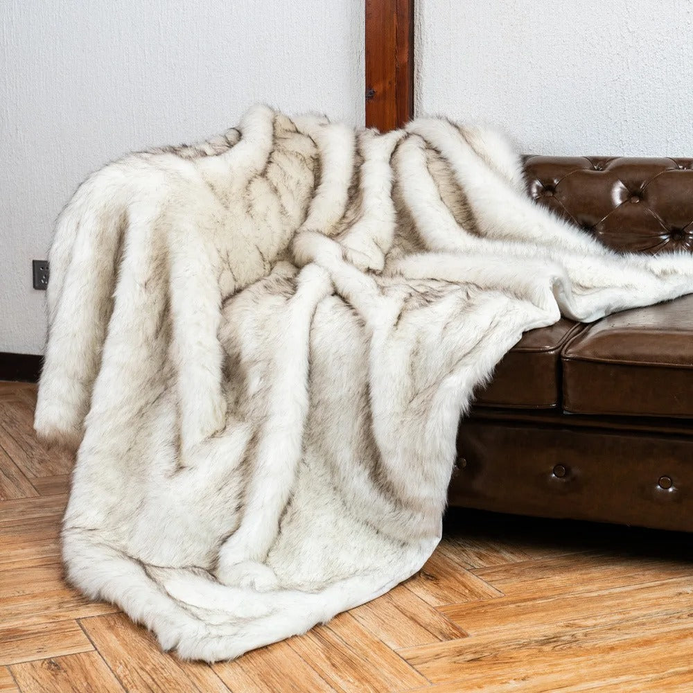 Throw Blankets : Soft Faux Fur Throw Blanket - Cozy Winter Comfort in van Vanda Liamo