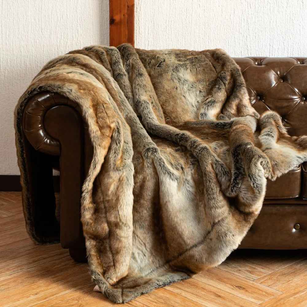 Throw Blankets : Soft Faux Fur Throw Blanket - Cozy Winter Comfort in Brown van Vanda Liamo