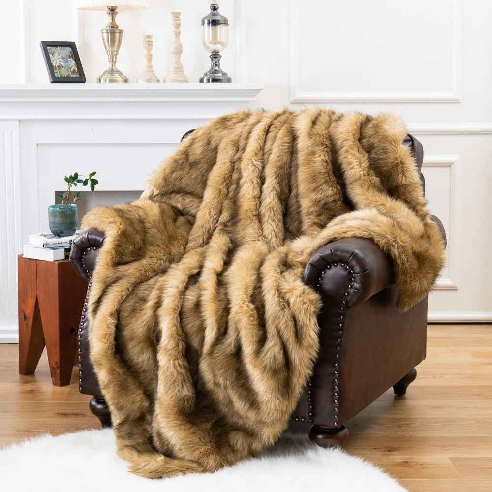 Throw Blankets : Soft Faux Fur Throw Blanket - Cozy Winter Comfort in Gold van Vanda Liamo