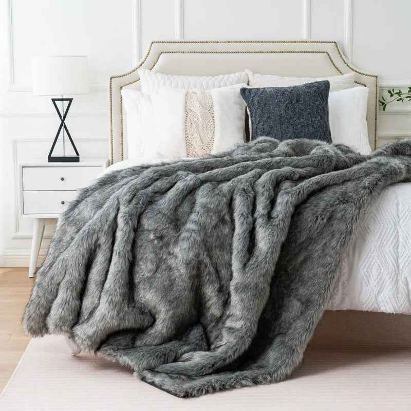 Throw Blankets : Soft Faux Fur Throw Blanket - Cozy Winter Comfort in Grey van Vanda Liamo