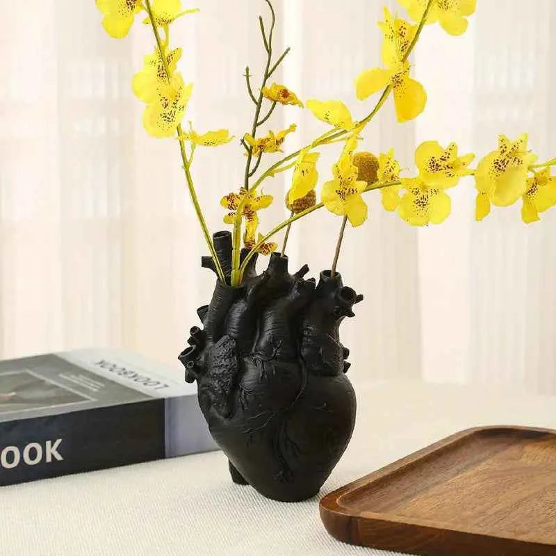 house & garden : Heart Vase in different colors in van Vandaliamo