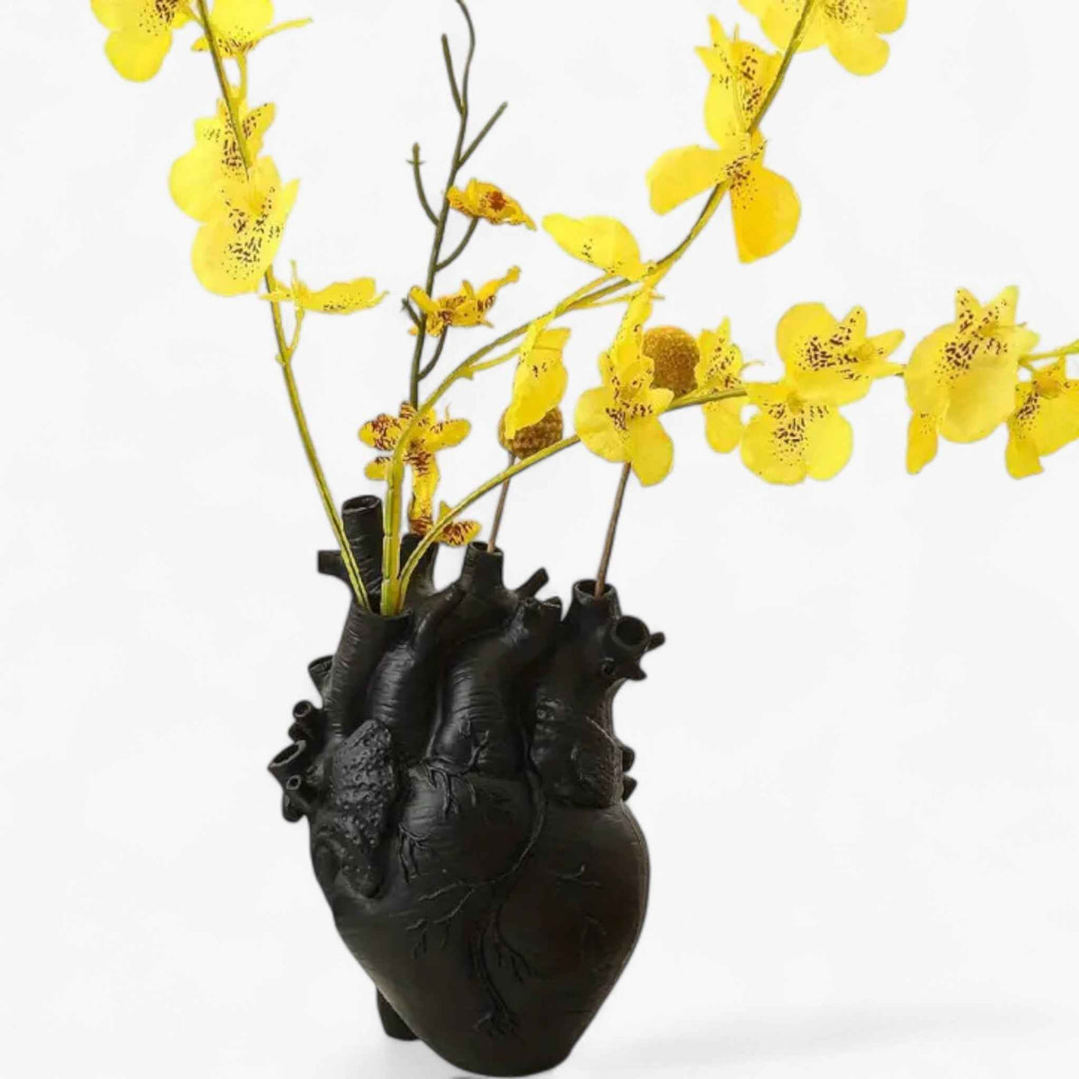 house & garden : Heart Vase in different colors in van Vandaliamo
