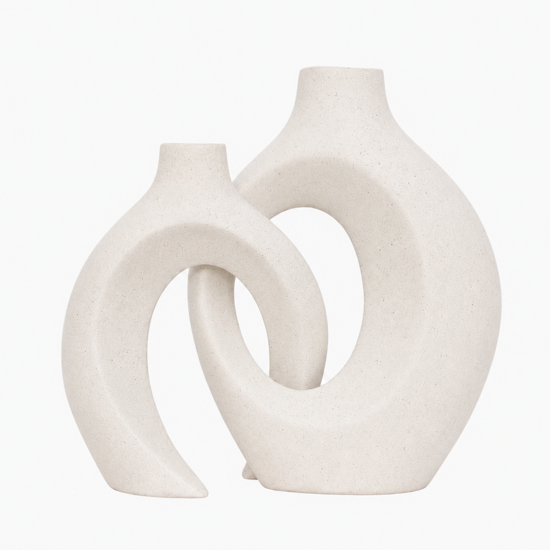 house & garden : Intertwined Ceramic Floral Vase in Cream White van Vandaliamo