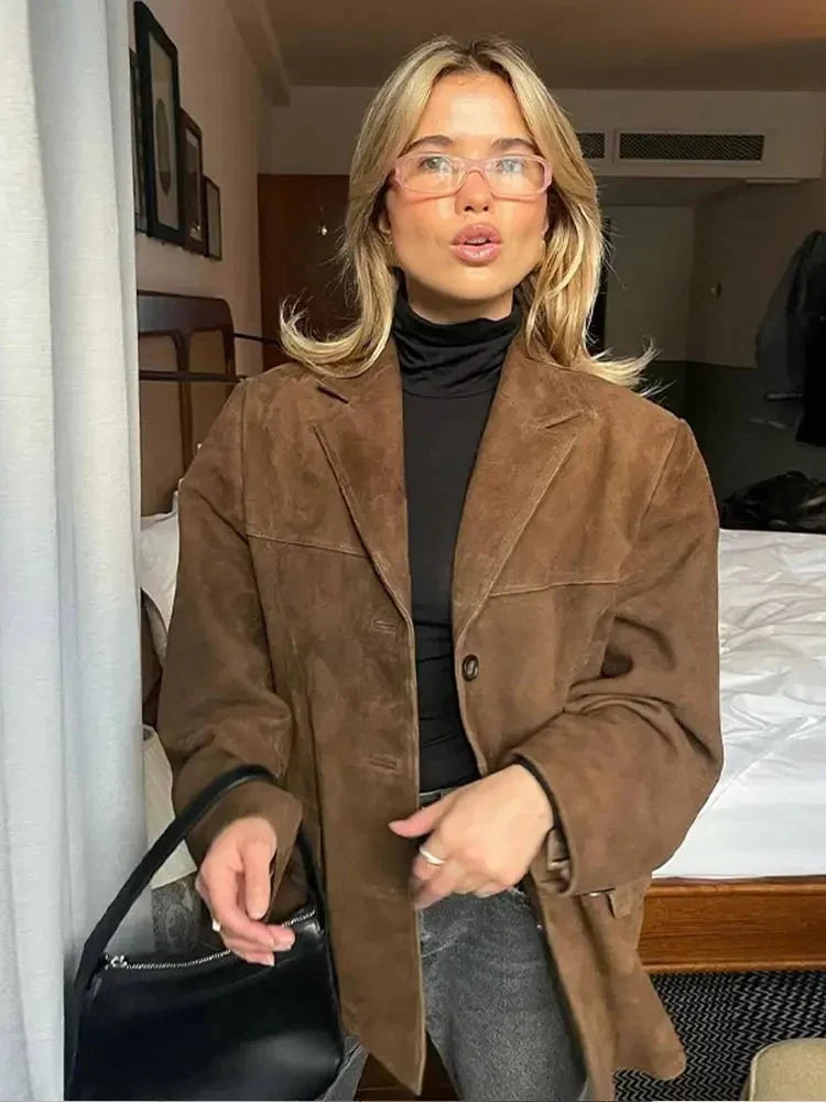 Outerwear : Women's Oversized Blazer - Brown Suede-Look with Lapel Collar in van Vanda Liamo