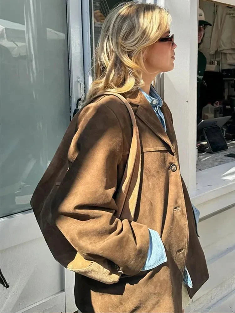 Outerwear : Women's Oversized Blazer - Brown Suede-Look with Lapel Collar in van Vanda Liamo