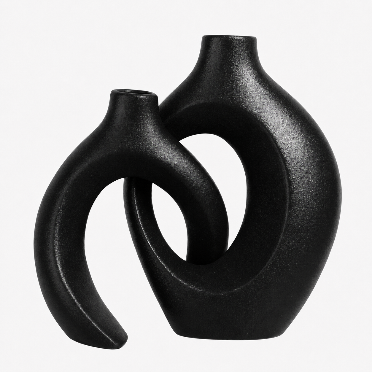 house & garden : Intertwined Ceramic Floral Vase in Matte Black van Vandaliamo