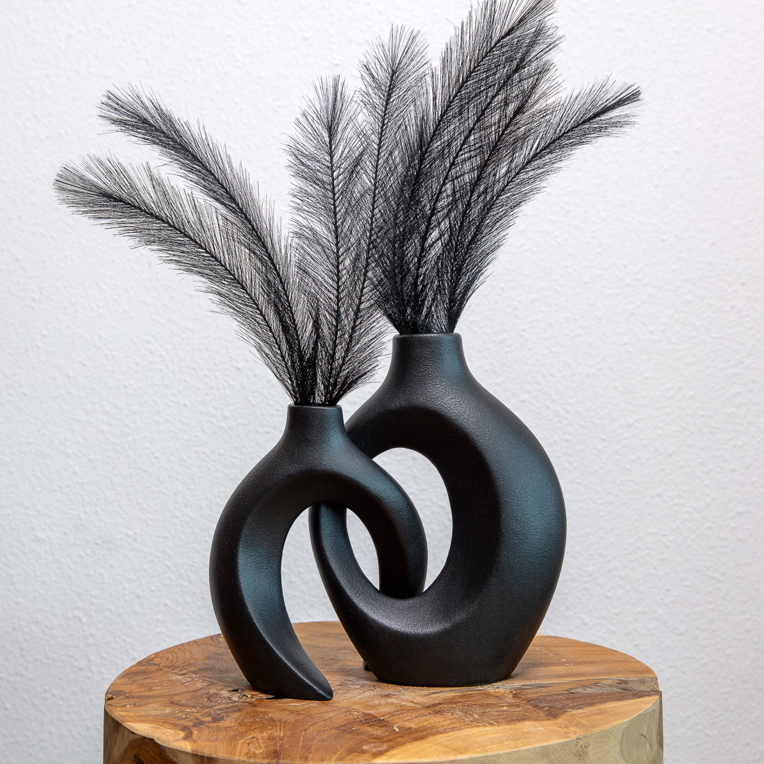 house & garden : Intertwined Ceramic Floral Vase in van Vandaliamo
