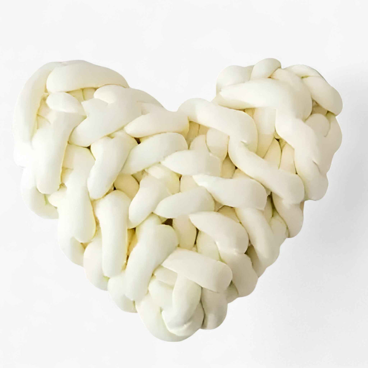 Hjertepude | Hjerteformet pudemot i groft strik til et hyggeligt hjem - €25 : Heart-shaped pillow motif in coarse knit for a cozy home in White van Vandaliamo
