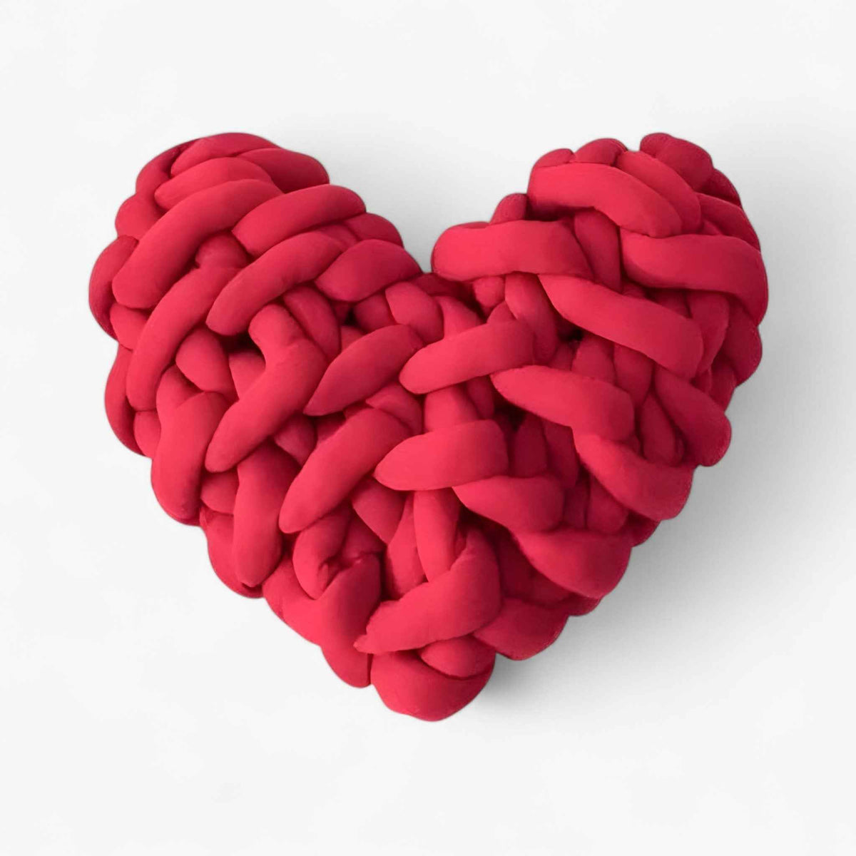 Hjertepude | Hjerteformet pudemot i groft strik til et hyggeligt hjem - €25 : Heart-shaped pillow motif in coarse knit for a cozy home in Red van Vandaliamo