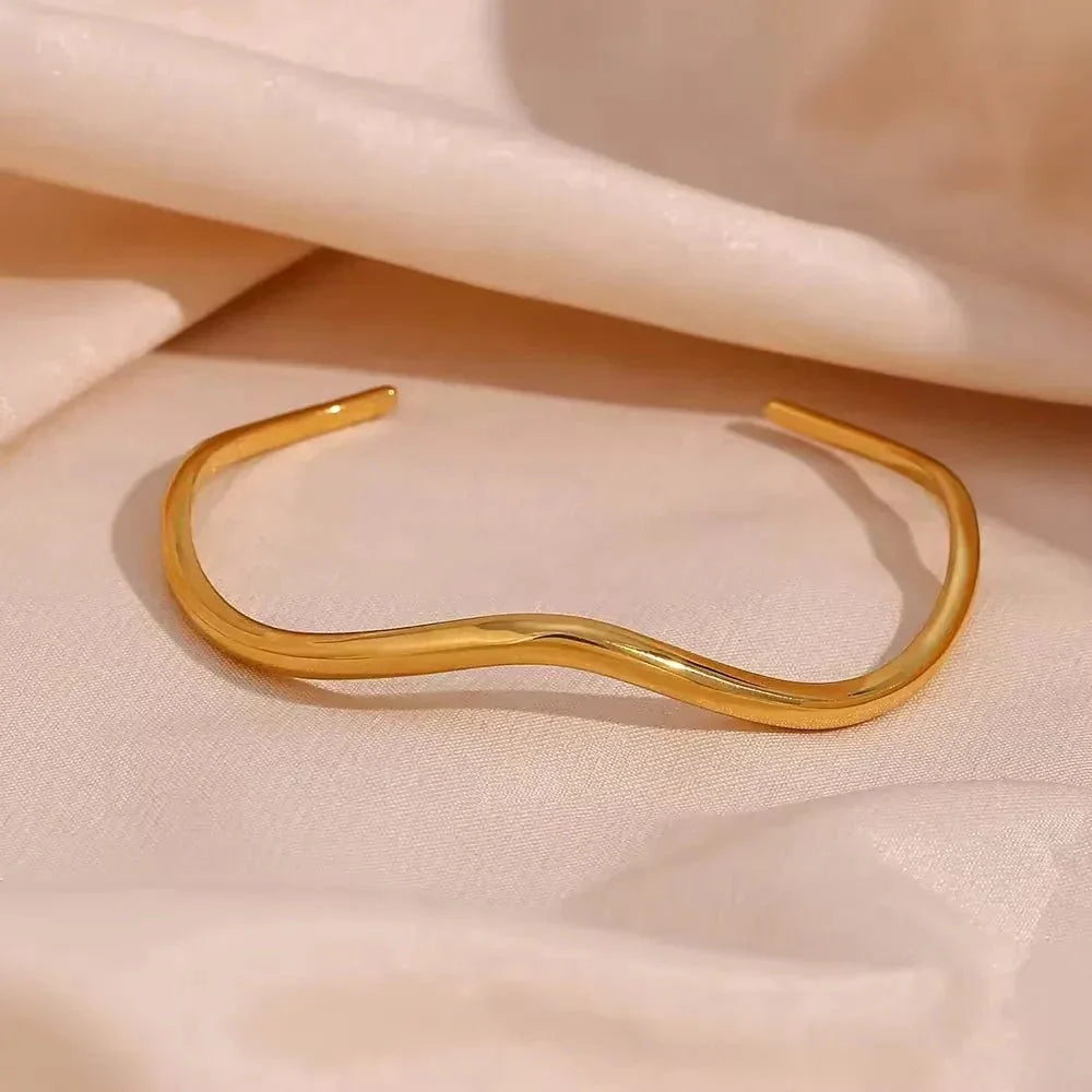 Bracelets : Blessie Gold Bangle in Yellow Gold van Vandaliamo