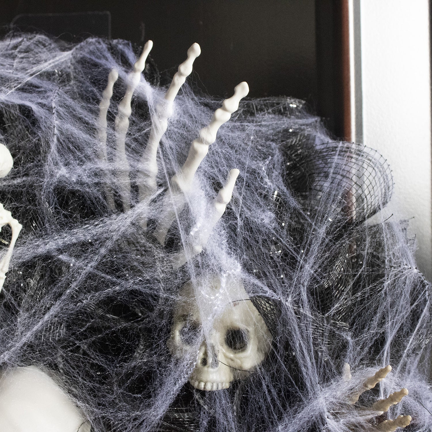 Gifts – Seasonal – Halloween : Spooky Skull Mesh Wreath in van Vandaliamo