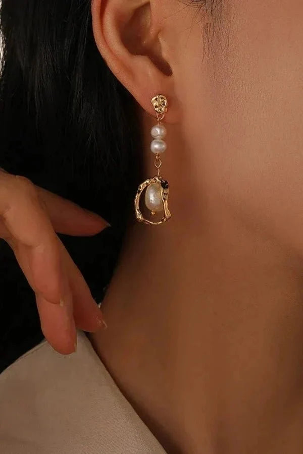 Jewelry > Earrings > Pearl Earrings > Gold Pearl Earrings : Ara Mismatch Earrings in van Vandaliamo