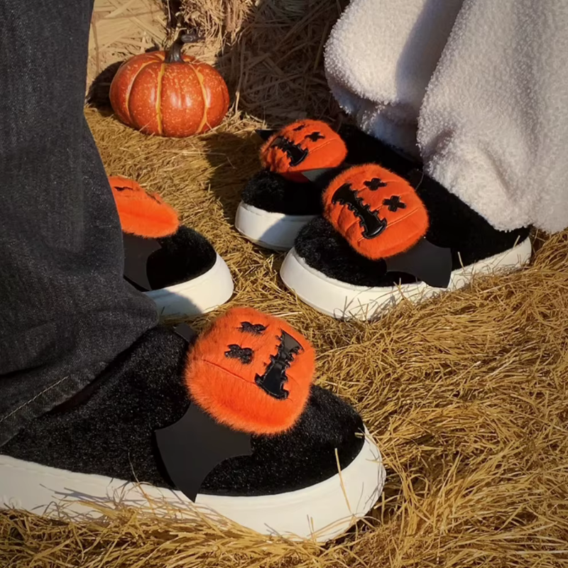 Gifts – Seasonal – Halloween : Halloween Cartoon House Slippers in van Vandaliamo