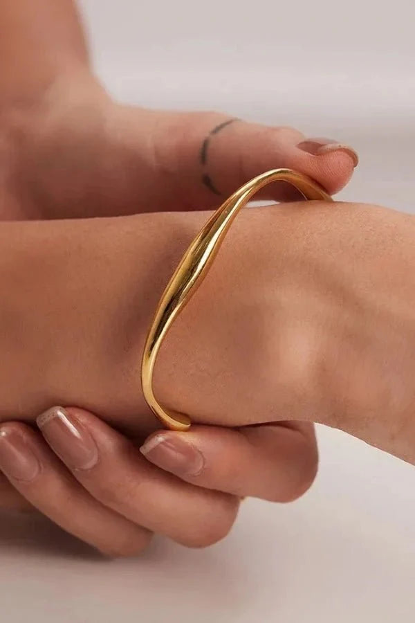 Bracelets : Avery Gold Bangle in Yellow Gold van Vandaliamo
