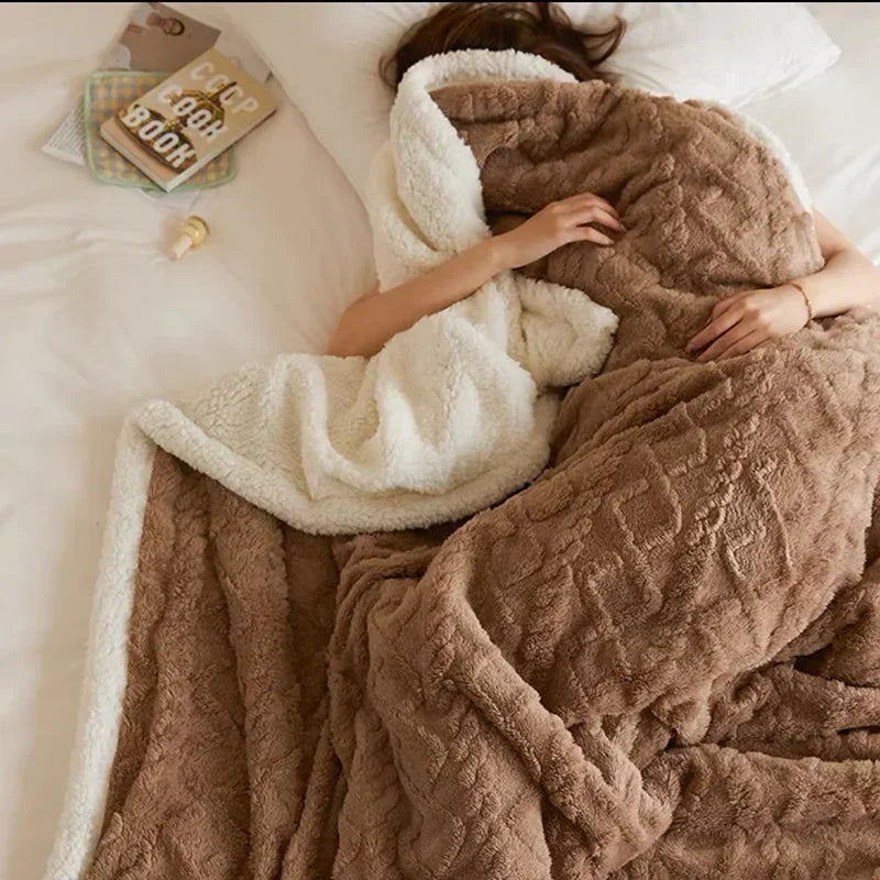 Home Decor : Thick Lambswool Winter Blanket - Ultra Warm Throw in Dark Brown van Vandaliamo