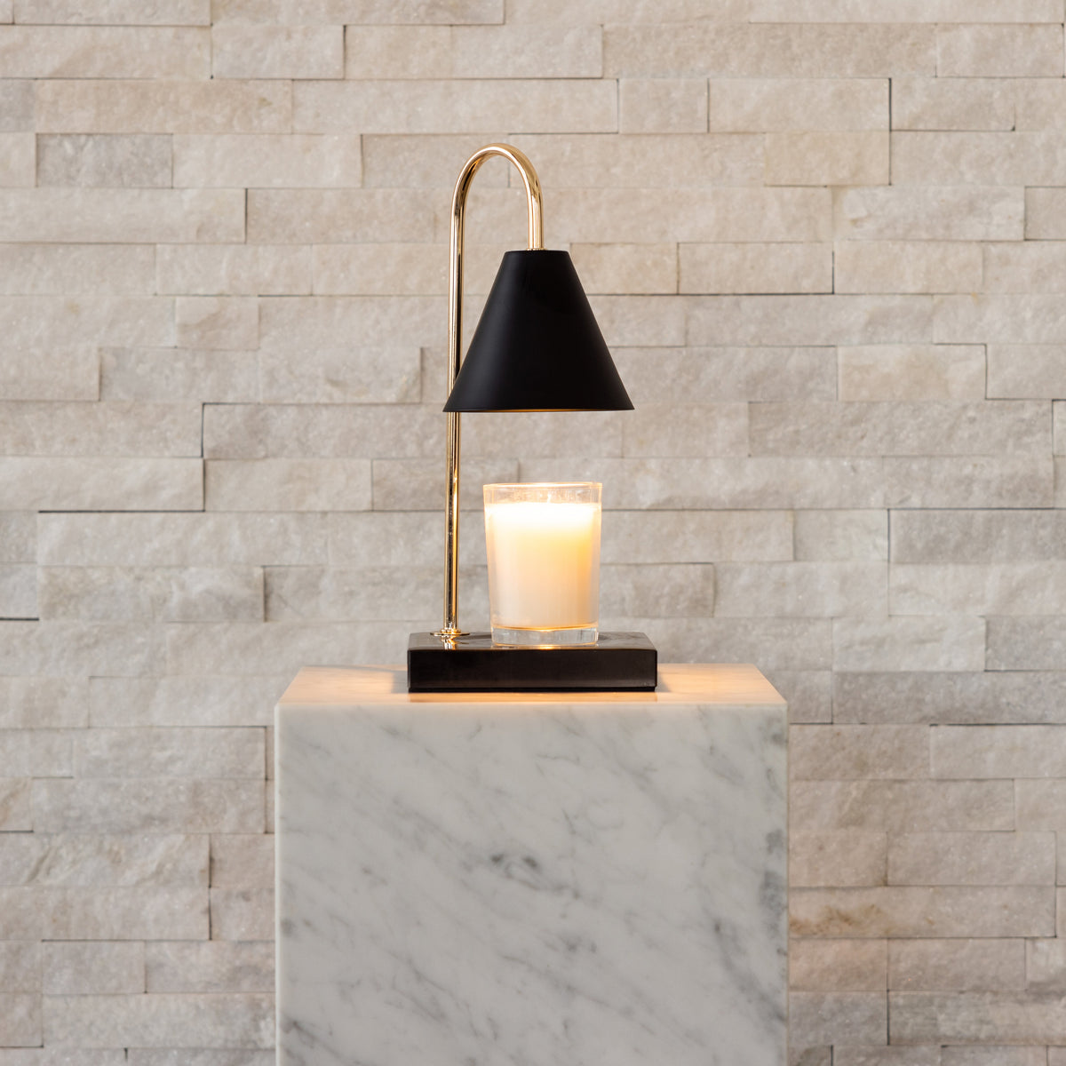 Winter Gadgets : Marble Candle Warmer Lamp - Flameless Wax Melt Lamp with Timer in Black - Black Marble van Vandaliamo