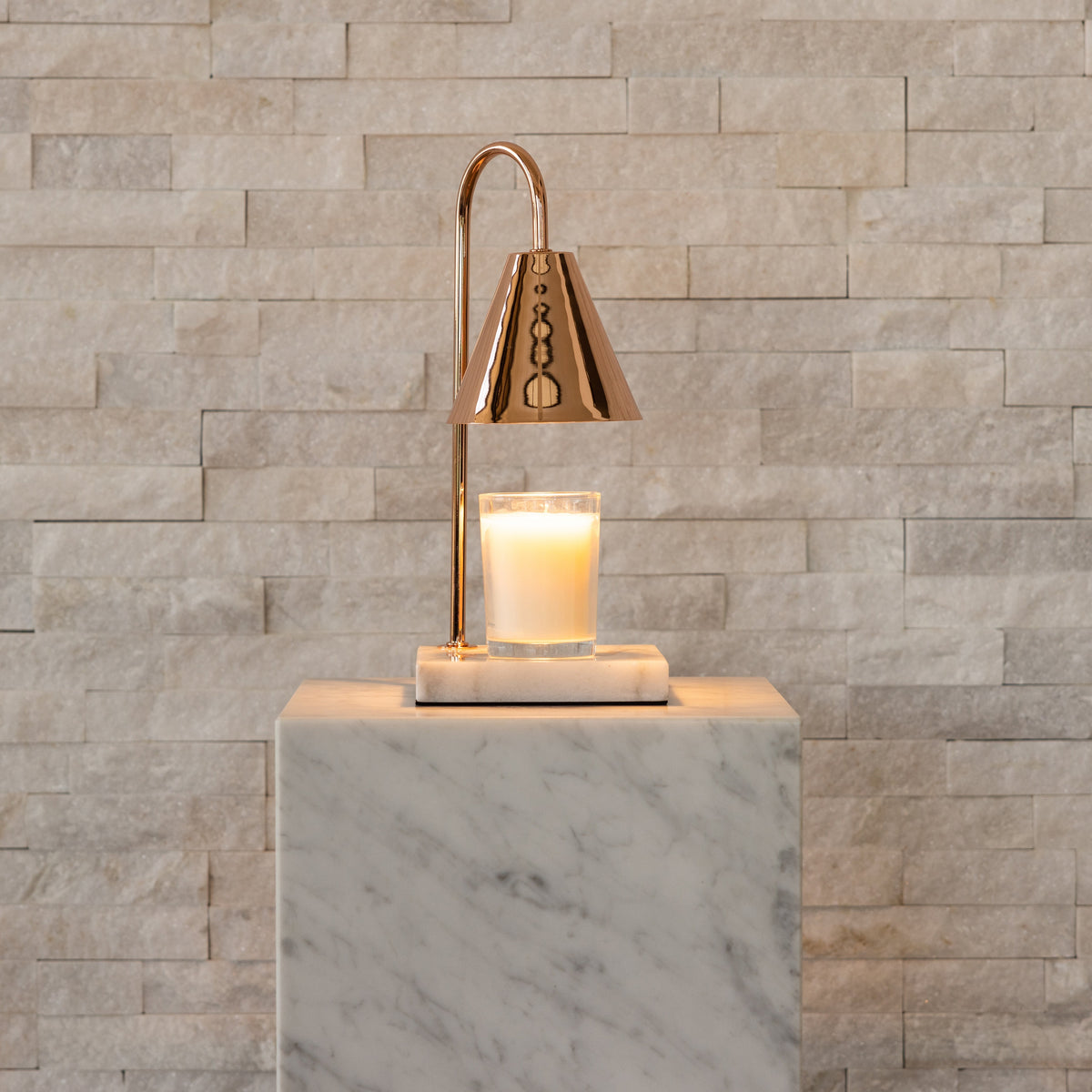 Winter Gadgets : Marble Candle Warmer Lamp - Flameless Wax Melt Lamp with Timer in Rose Gold - White Marble van Vandaliamo
