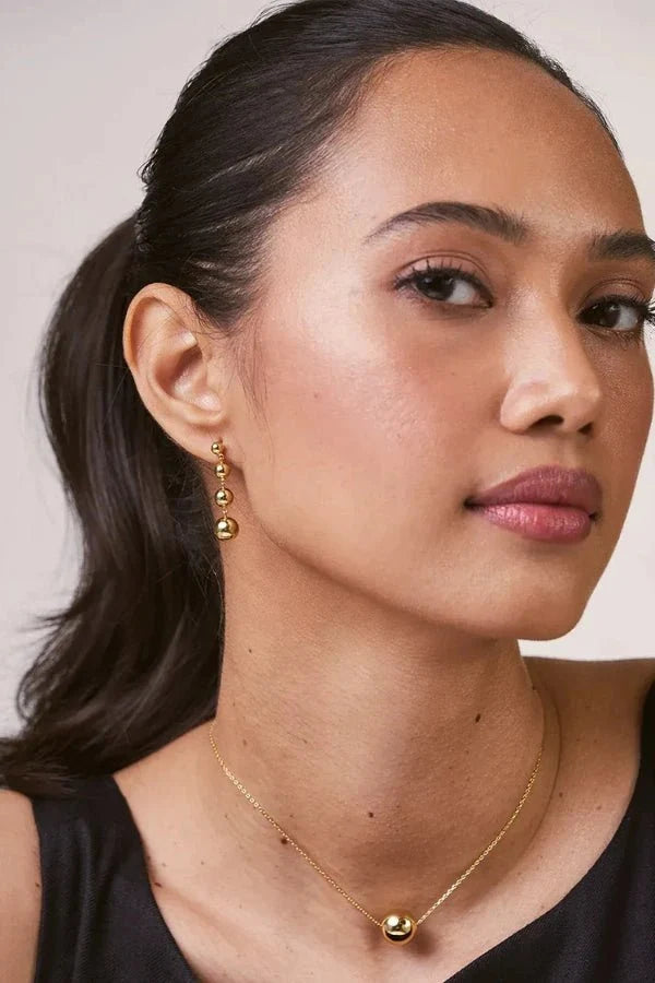 Earrings : Betty Gold Drop Studs in van Vandaliamo