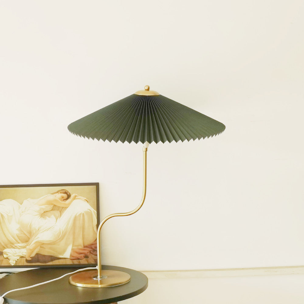 Home Decor : Retro Pleated Shade Table Lamp - Decorative Accent Light in Dark Green van Vandaliamo