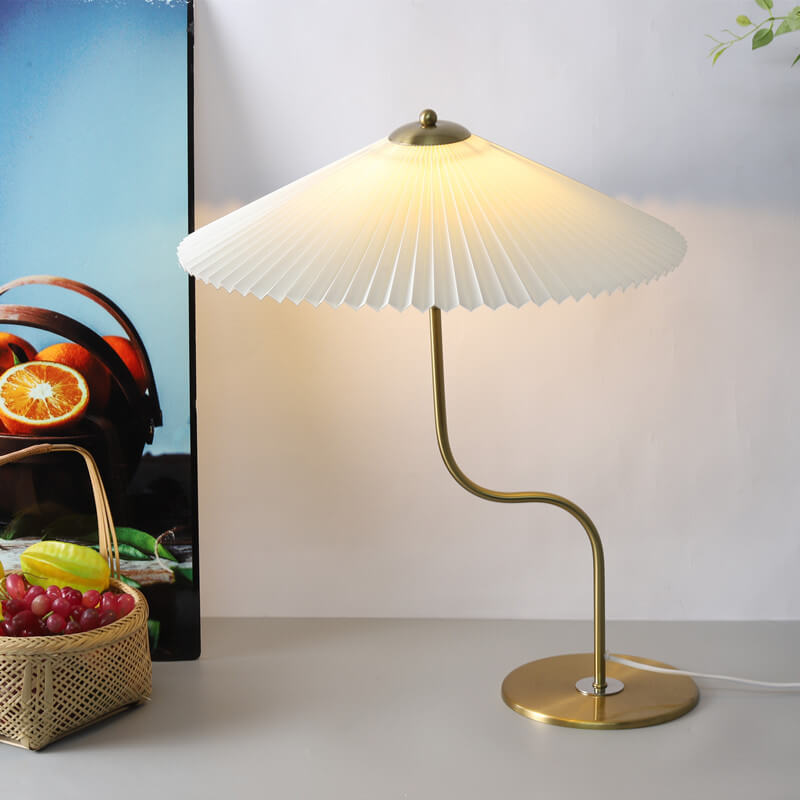 Home Decor : Retro Pleated Shade Table Lamp - Decorative Accent Light in White van Vandaliamo