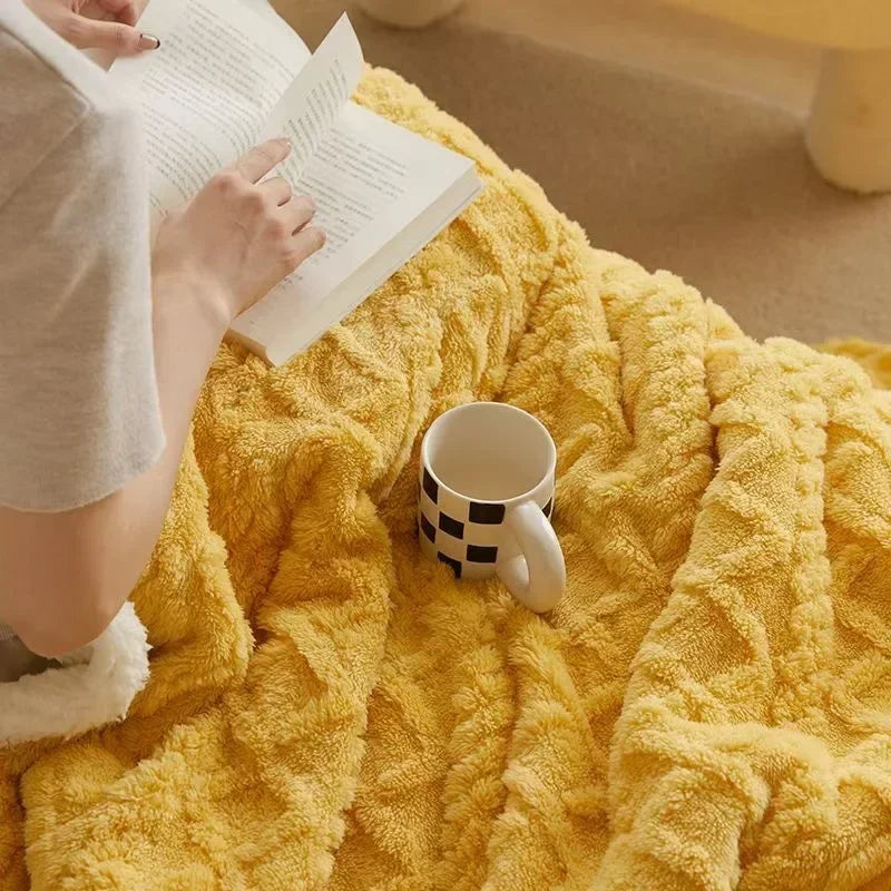 Home Decor : Thick Lambswool Winter Blanket - Ultra Warm Throw in Yellow van Vandaliamo