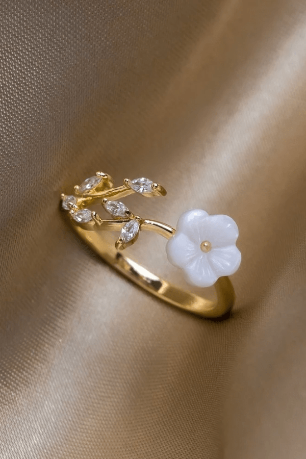 Ring : Blossom Ring in White Crystal and Gold van Vandaliamo