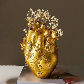 house & garden : Heart Vase in different colors in Gold van Vandaliamo