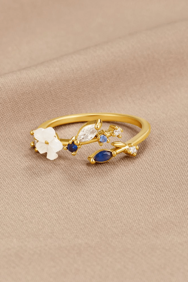 Ring : Blossom Ring in Blue van Vandaliamo