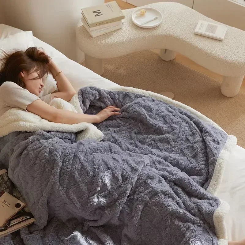 Home Decor : Thick Lambswool Winter Blanket - Ultra Warm Throw in Blue van Vandaliamo