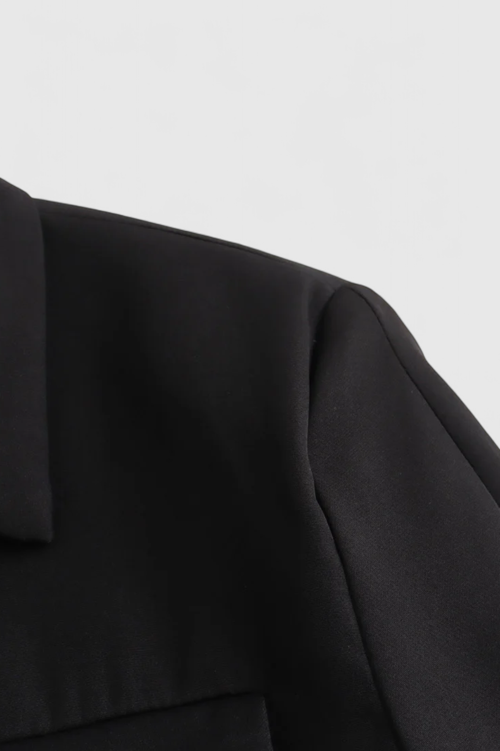 Jacket : Women's Black Cropped Denim Jacket with Button Front - Classic Style in van Vanda Liamo