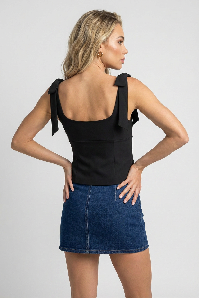 Women's Tops : Women's Black Cami Top - Sleeveless V-Neck Tank Top in van Vanda Liamo