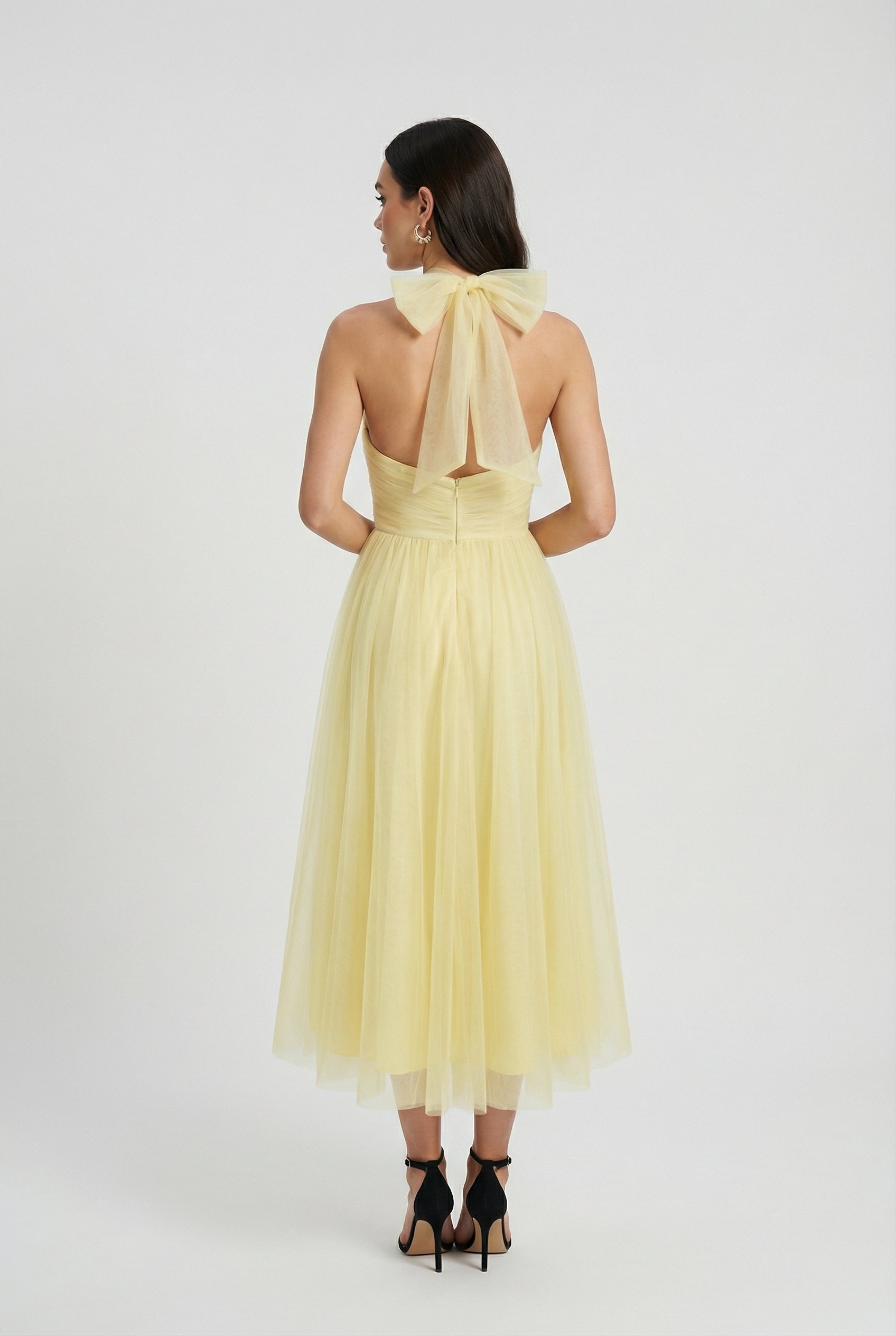Dresses : Women's Yellow High Neck Midi Dress - Elegant & Comfortable in van Vanda Liamo