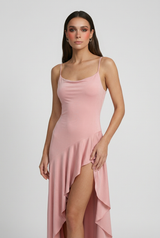 Damklänning i rosa med flödande asymmetrisk fåll - Elegant sommarklänning för fest