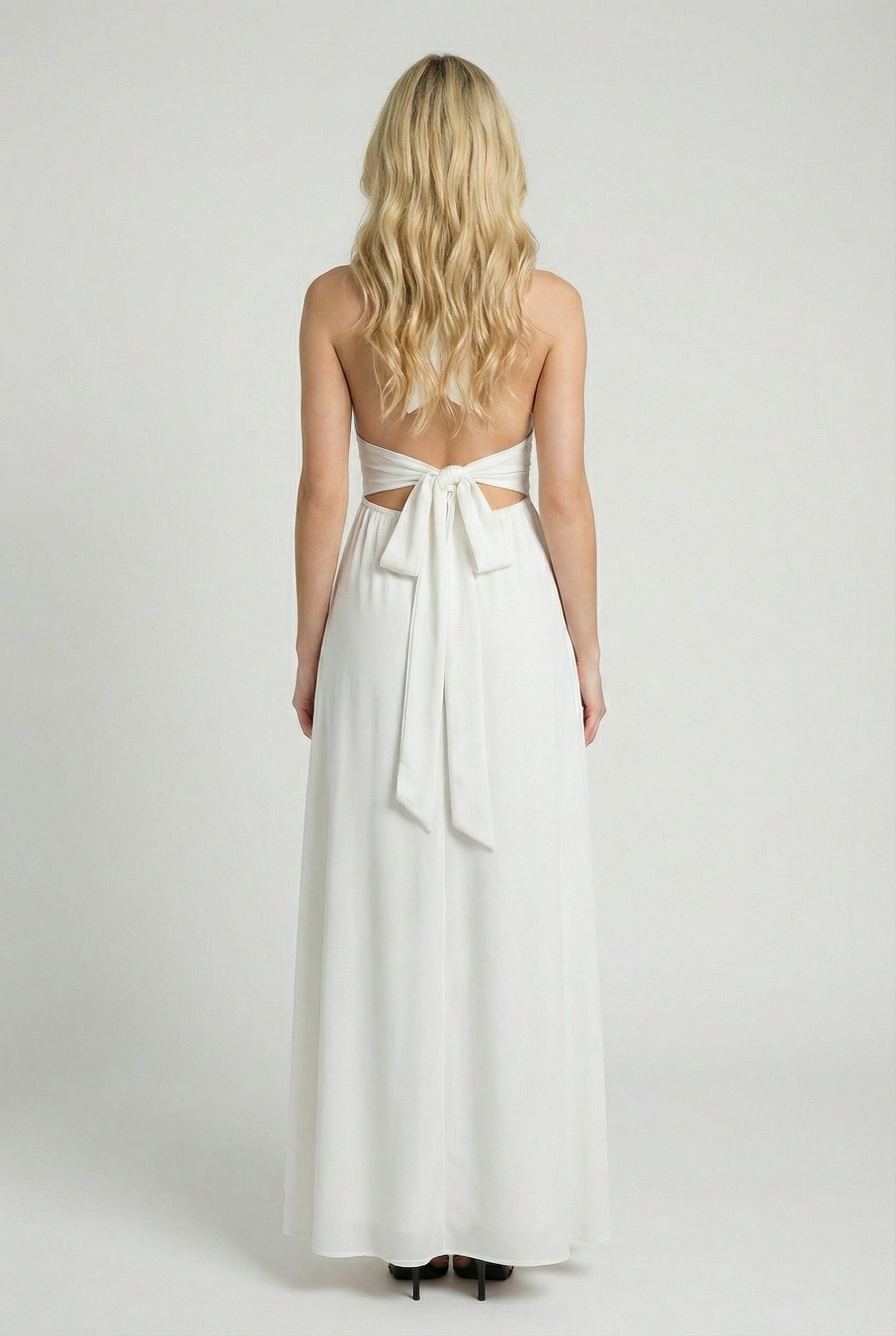 Maxi Dresses : White Backless Maxi Dress for Women in van Vanda Liamo