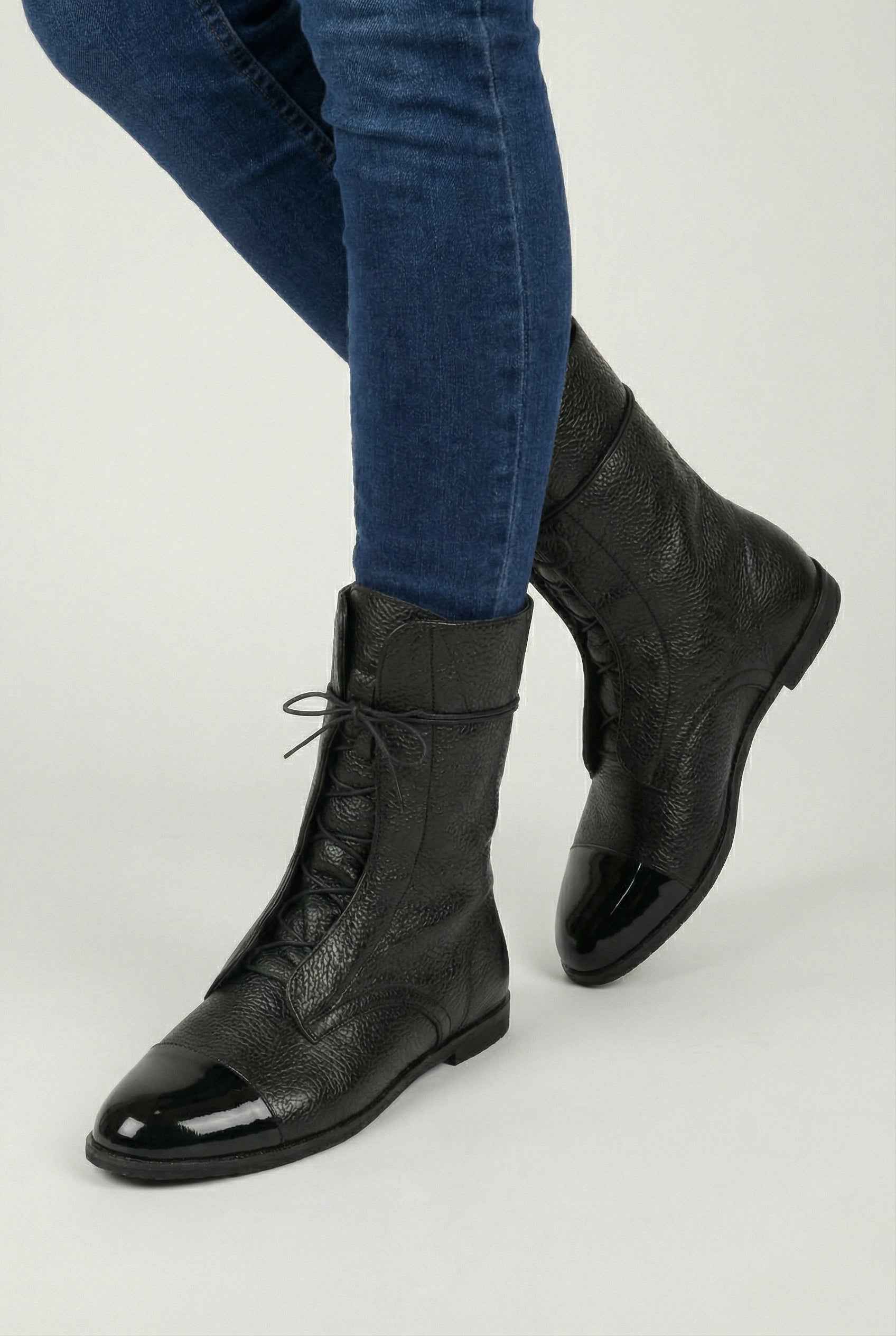 Boots : Women's Black Leather Lace-Up Ankle Boots - Comfortable & Stylish in van Vanda Liamo