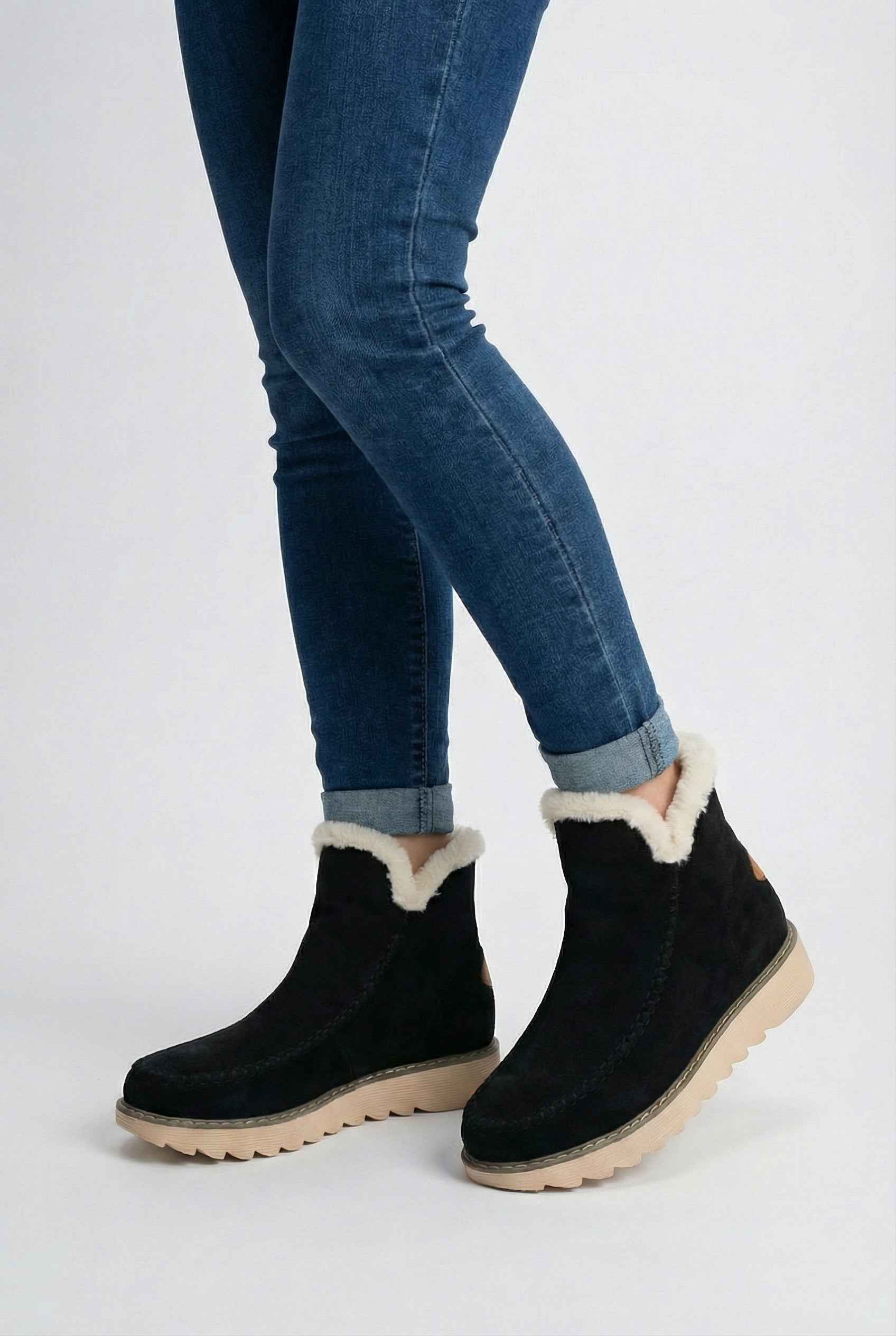 Women's Boots : Classic Black Weather-Proof Ankle Boots in van Vanda Liamo