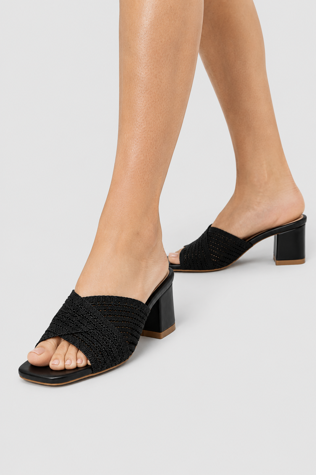 sandals : Crossed Woven Block-Heel Mules – Artisanal Texture & Effortless Sophistication in van Vandaliamo