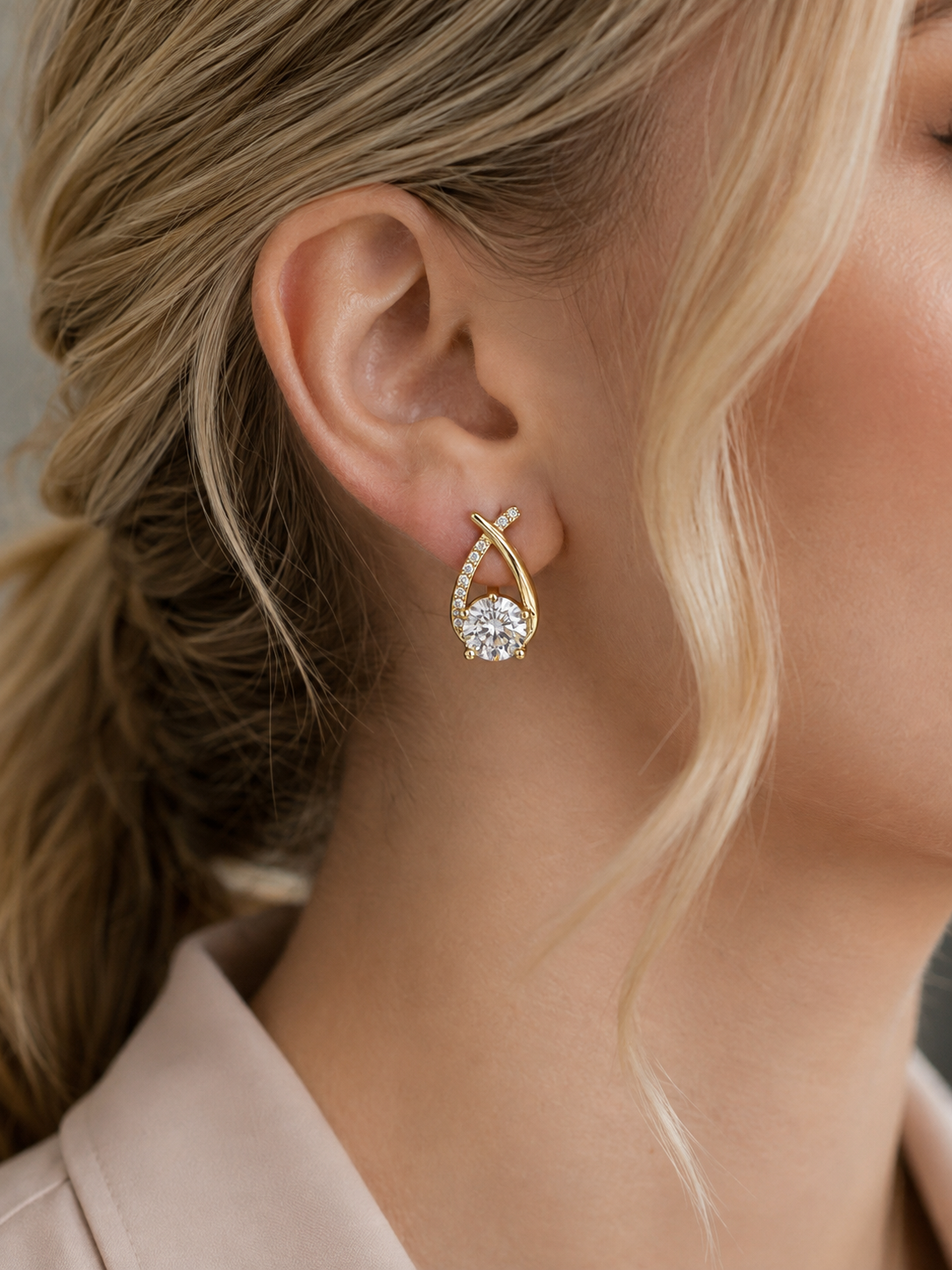 Earrings : Crossover Ribbon Solitaire Stud Earrings - Modern Fine Jewelry & Formal Elegance in van Vandaliamo