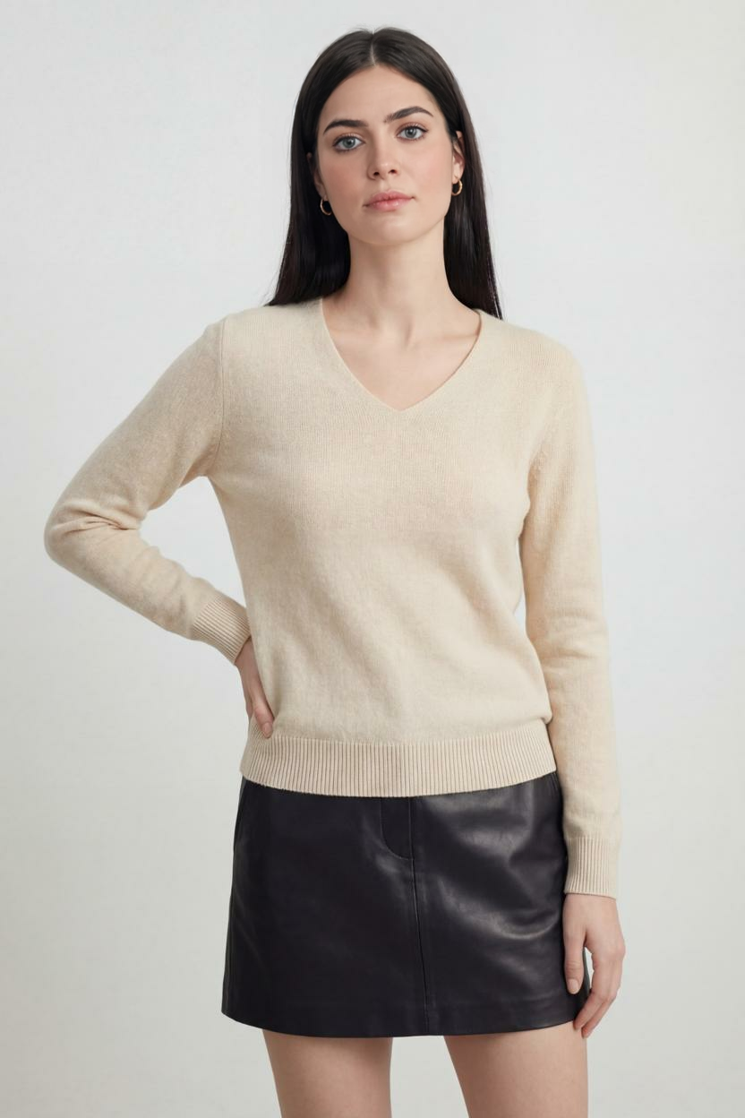 Sweater : Women's Beige V-Neck Sweater in van Vanda Liamo