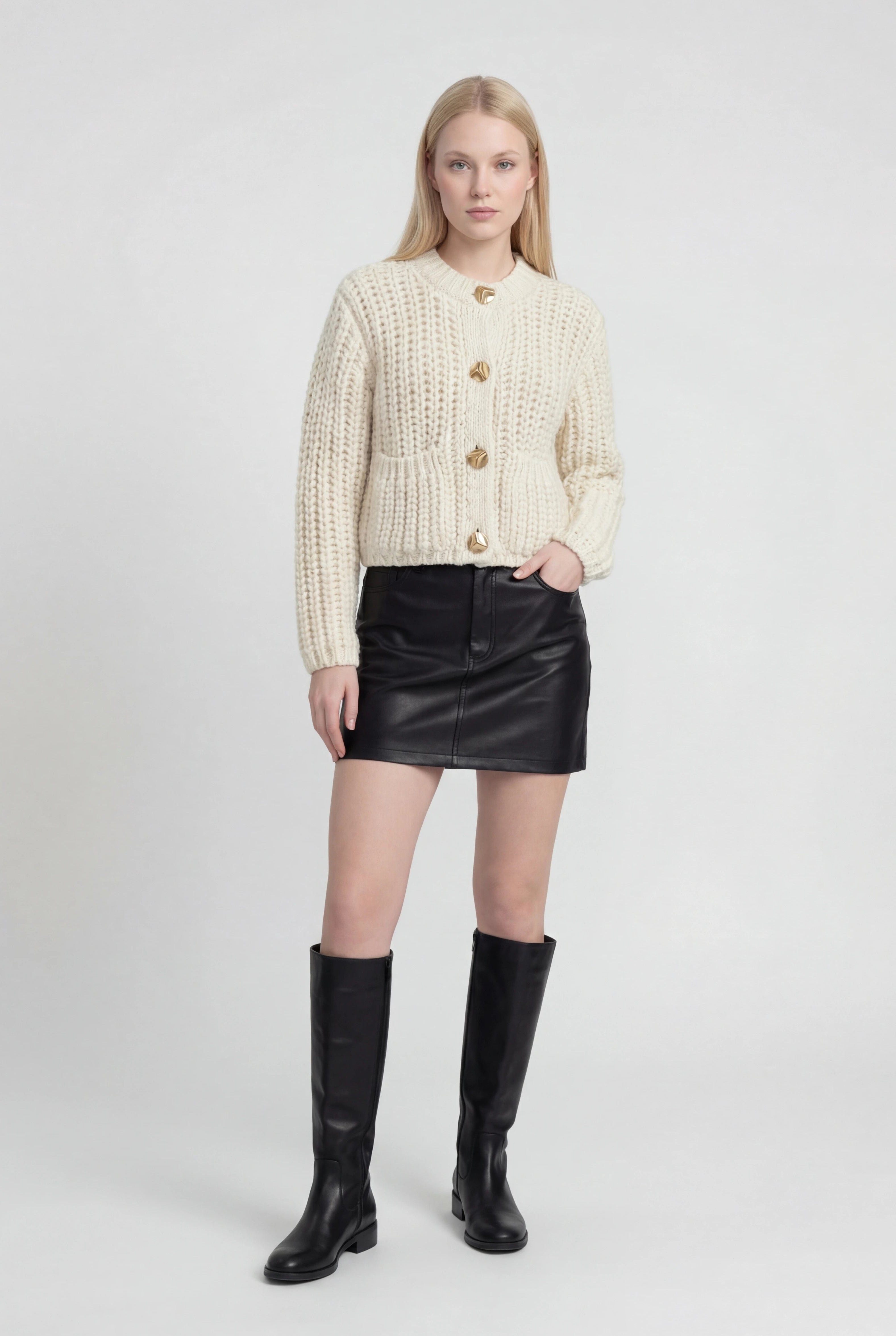 Cardigan : Women's Casual White Knit Cardigan in van Vanda Liamo