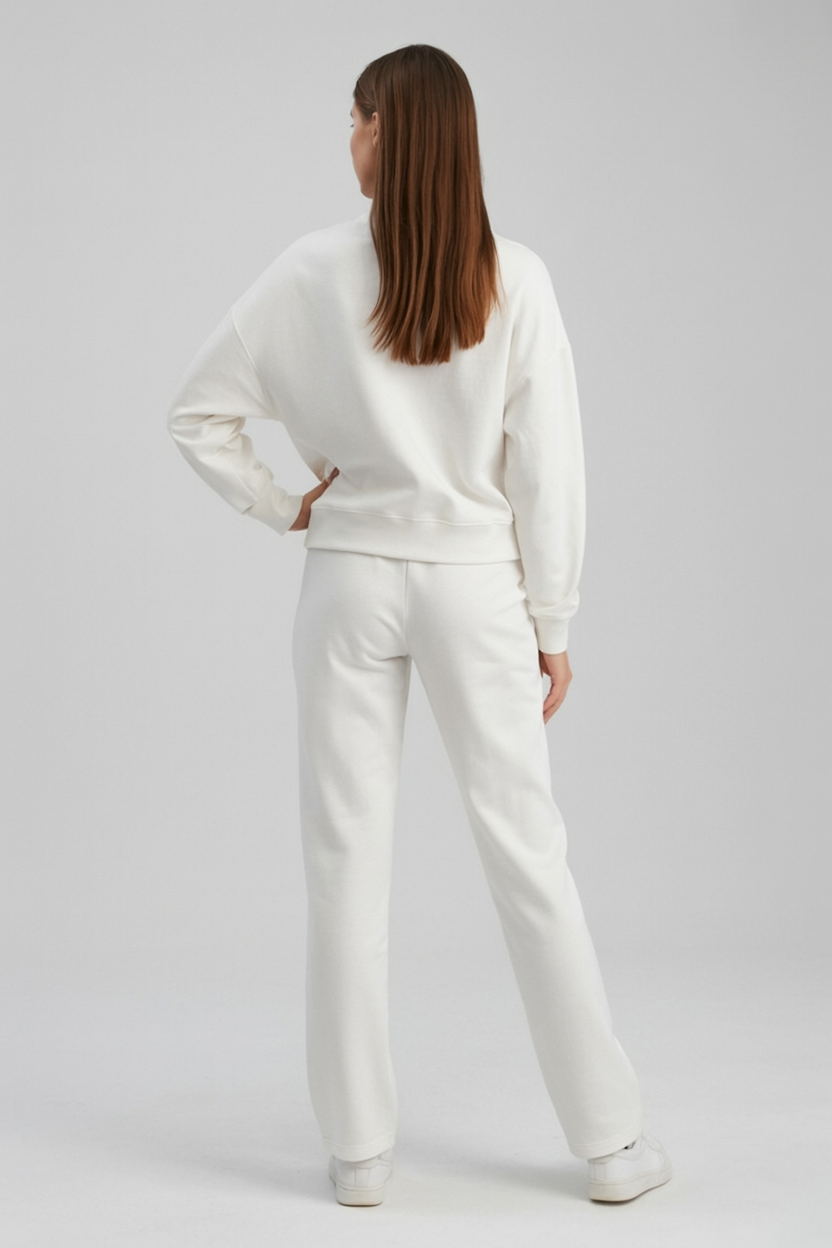 Women's Set : Women's White Fleece Sweatshirt & Jogger Pants Set - Casual 2-Piece Outfit in van Vanda Liamo