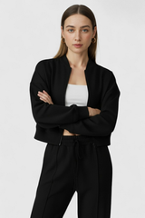 Conjunto casual de pantalones y sudadera negra para mujer