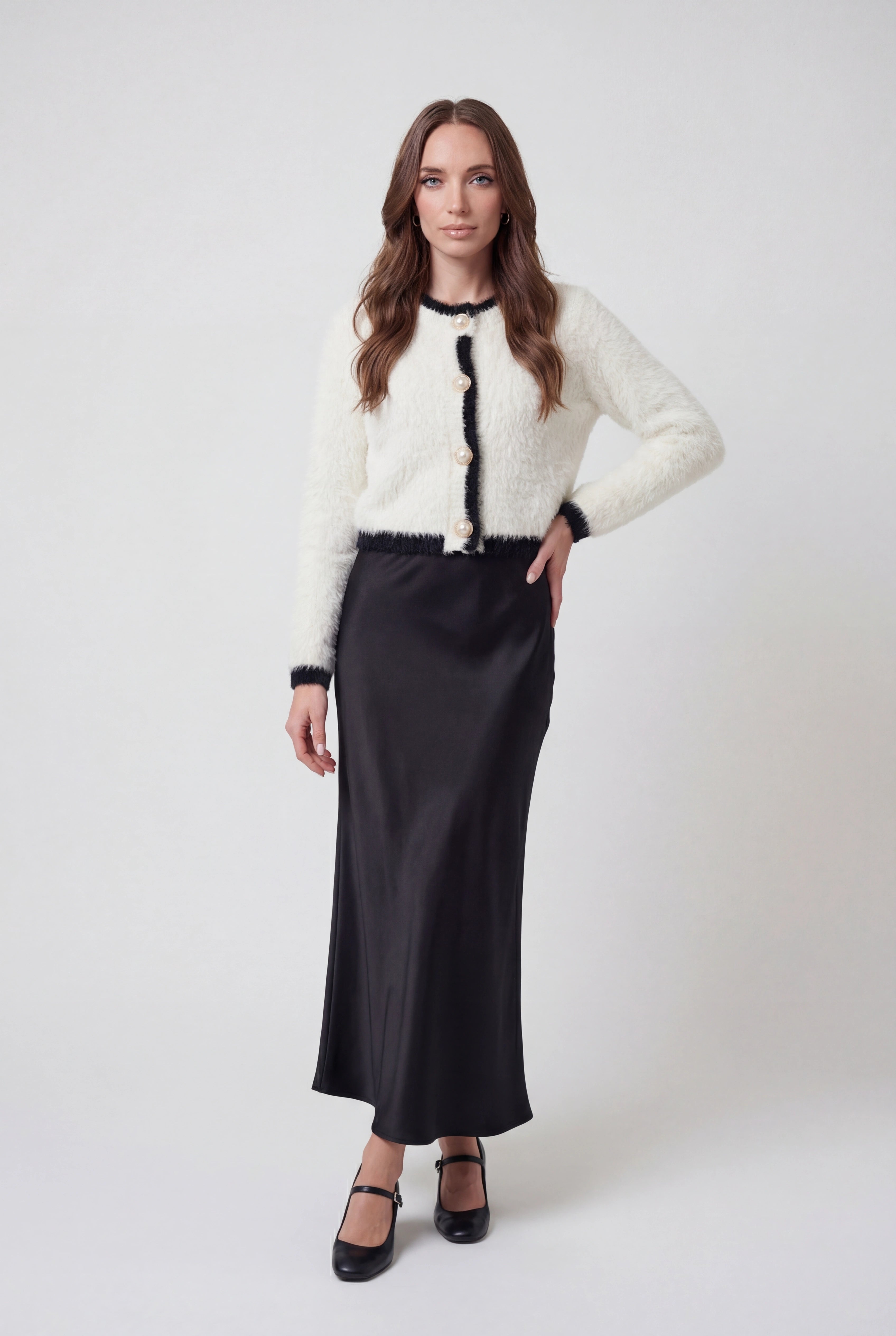 Cardigan : Women's Cropped White Knit Cardigan in van Vanda Liamo