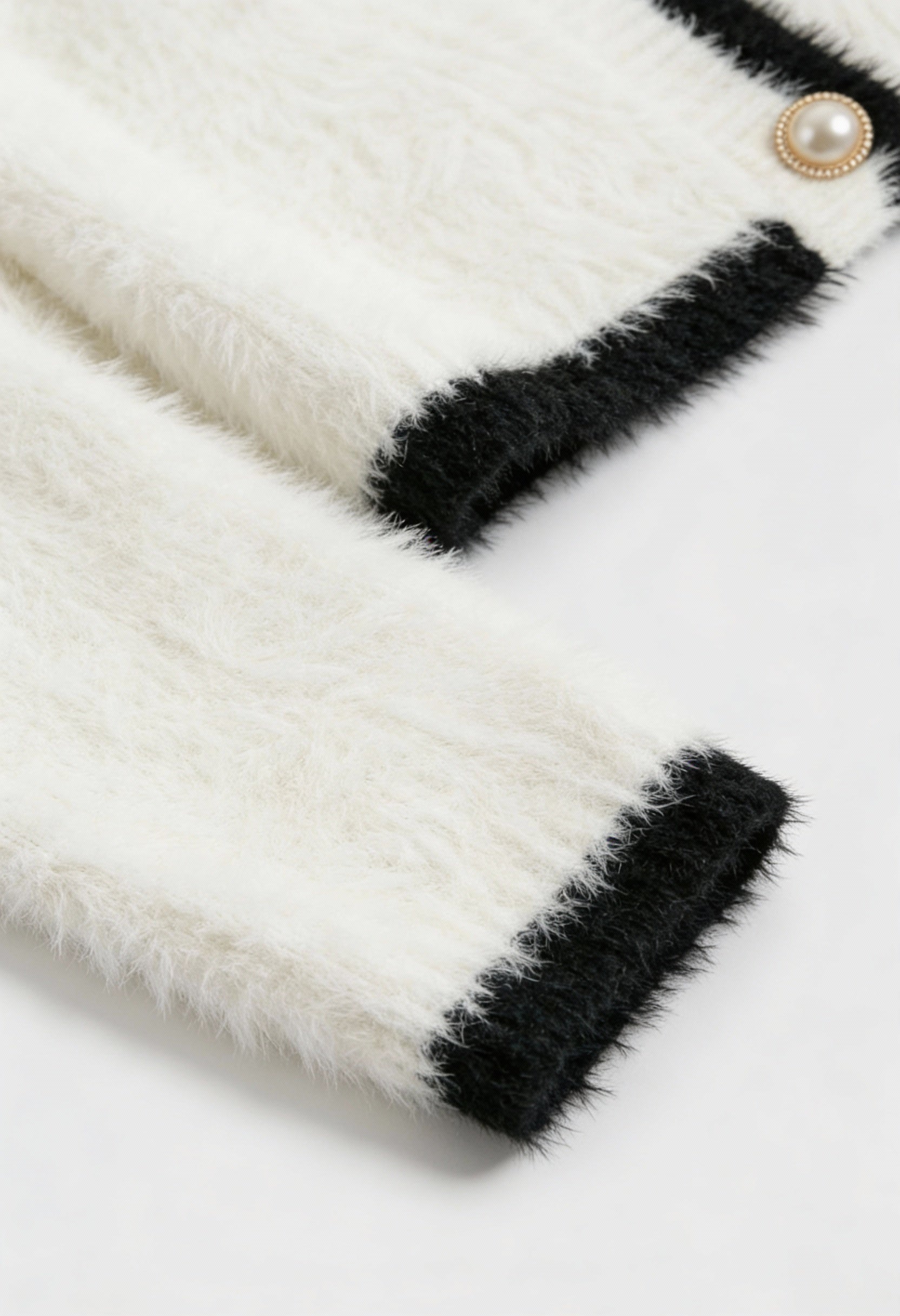 Cardigan : Women's Cropped White Knit Cardigan in van Vanda Liamo