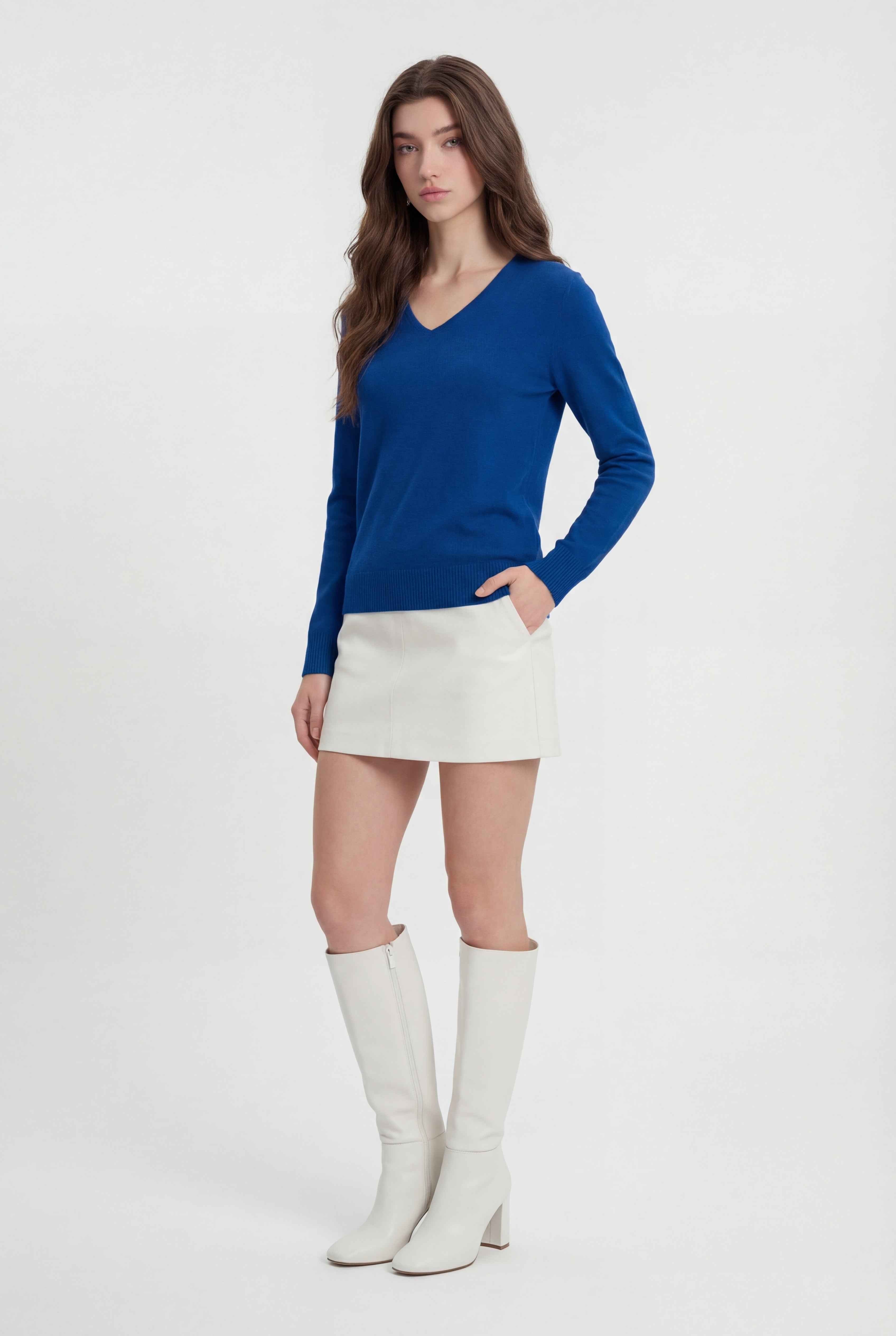 Sweater : Women's Dark Blue V-Neck Sweater in van Vanda Liamo