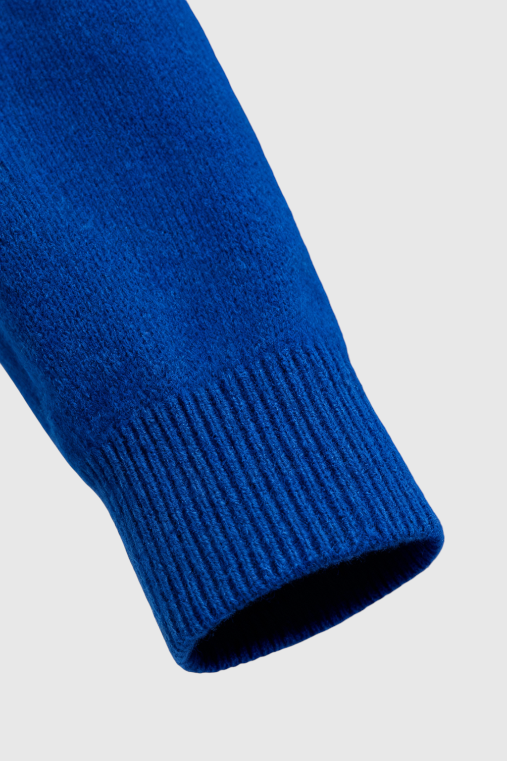 Sweater : Women's Dark Blue V-Neck Sweater in van Vanda Liamo