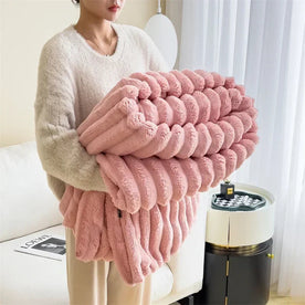 blanket : Thick Plush Throw Blanket Ultra Soft Warm Cozy for Sofa and Bed in Pink van Vanda Liamo