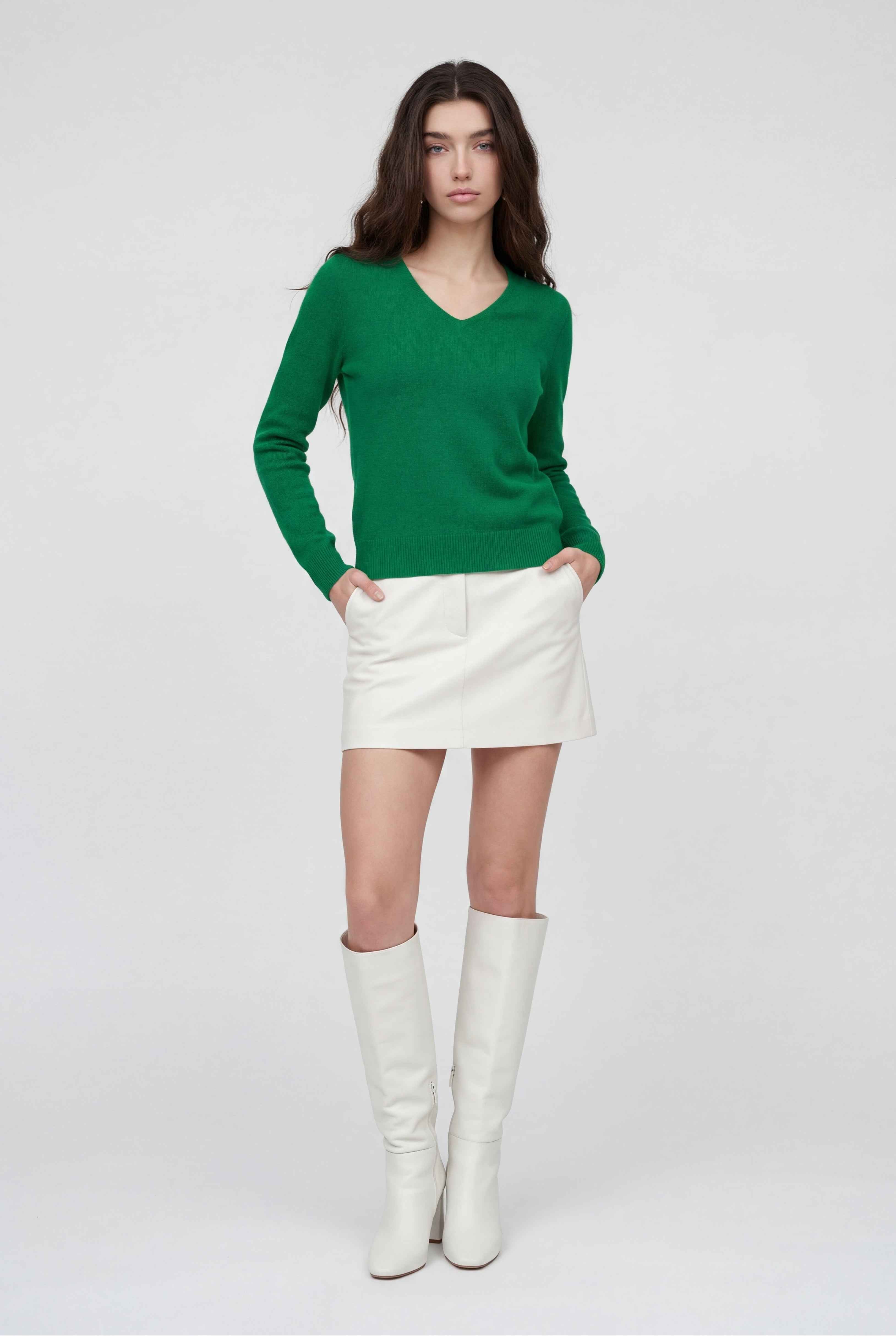 Sweater : Women's Green V-Neck Sweater in van Vanda Liamo
