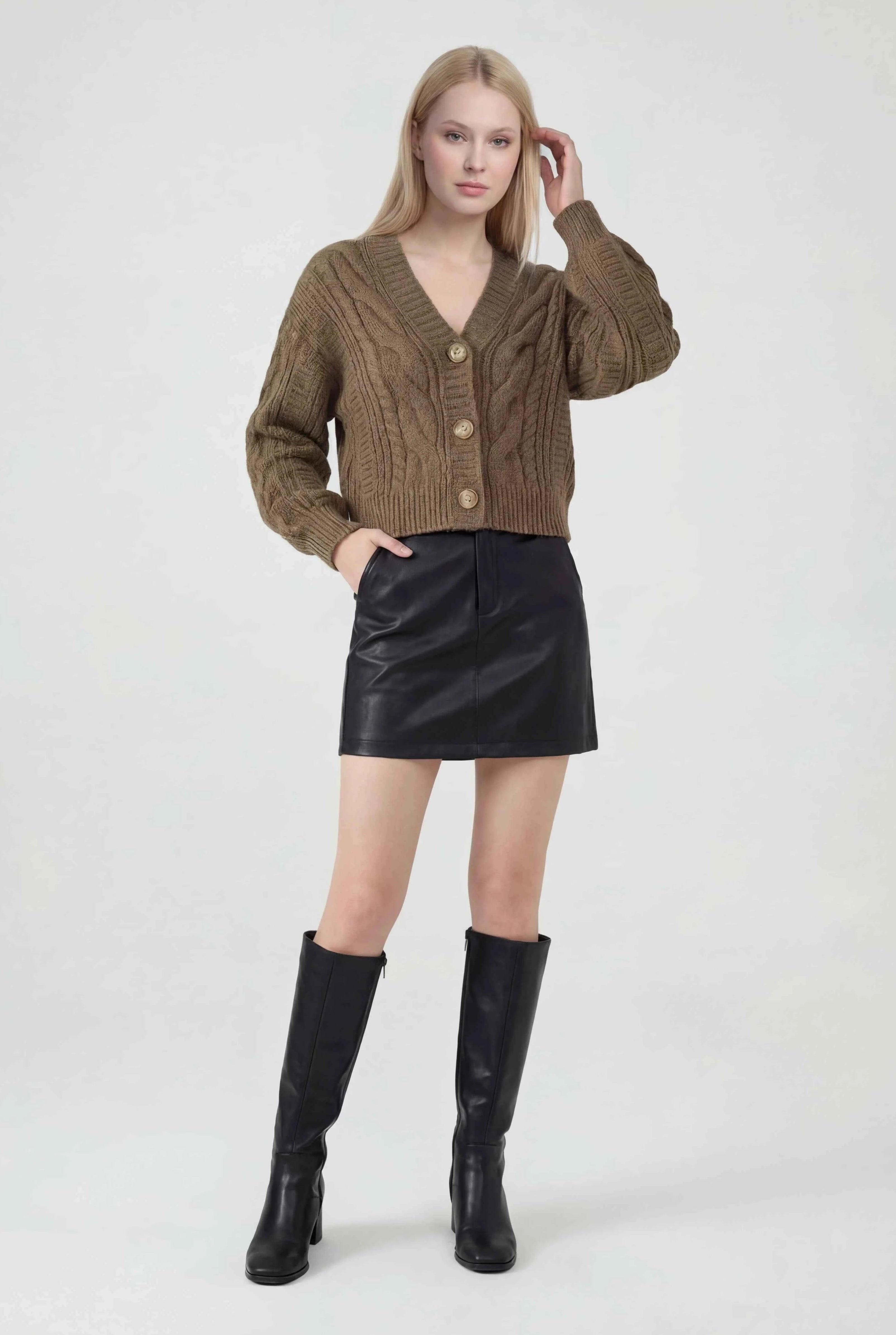 Cardigan : Women's Khaki V-Neck Cardigan in van Vanda Liamo