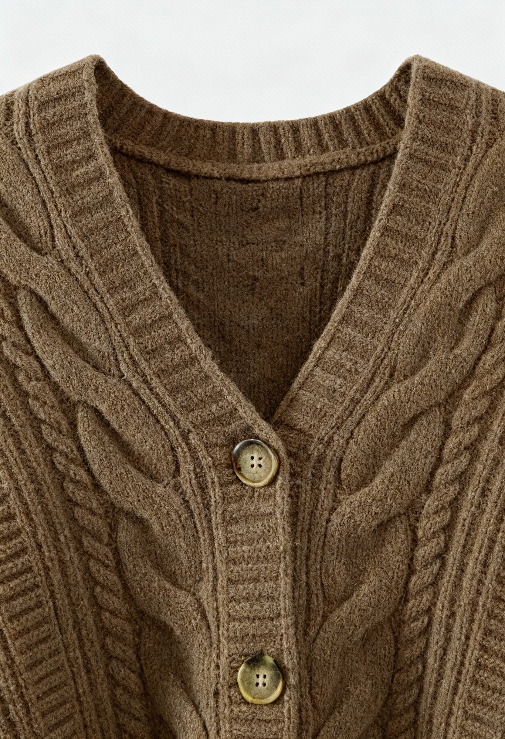 Cardigan : Women's Khaki V-Neck Cardigan in van Vanda Liamo